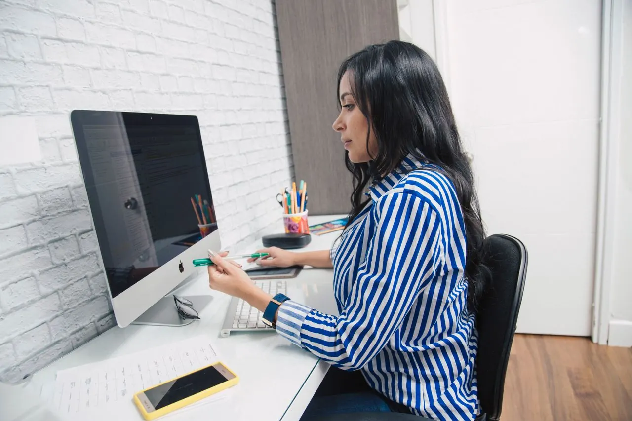 Mujer trabajando concentrada en su escritorio
